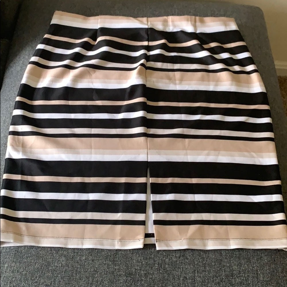 Stripped pencil skirt.